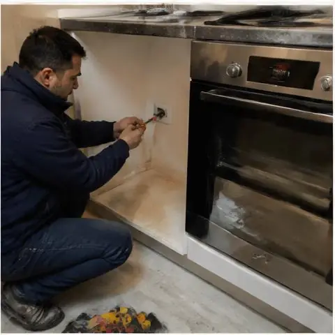 Esenyurt elektrikçi ekibinin esenyurt iş yeri, depo ve atölyelerinde üç fazlı pano ve aydınlatma sorunları için yerinde çalışması