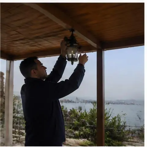 Büyükçekmece Kumburgaz Mahallesi elektrikçi ekibinin nem ve tuzlu havaya bağlı dış tesisat arızaları için yerinde çalışması