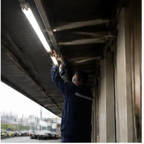 Esenyurt Akevler Mahallesi elektrikçi ekibinin akevler Mahallesi'nde daire içi sigorta atması için yerinde çalışması