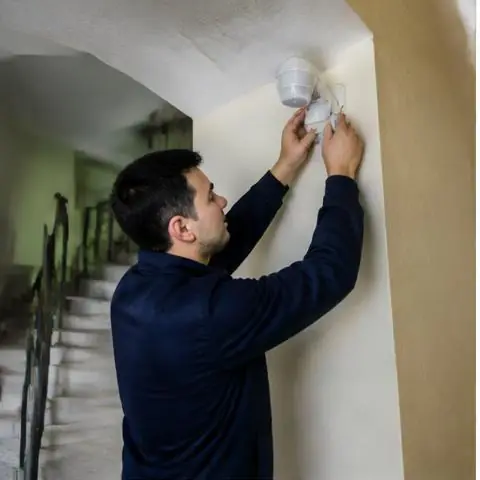 Avcılar Yeşilkent Mahallesi elektrikçi ekibinin jeneratör devreye alma panolarında bakım ihtiyacı için yerinde çalışması