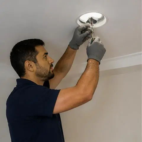 Avcılar elektrikçi ekibinin deniz nemi ve rutubetten kaynaklanan pano paslanması, kaçak akım ve topraklama sorunları için yerinde çalışması
