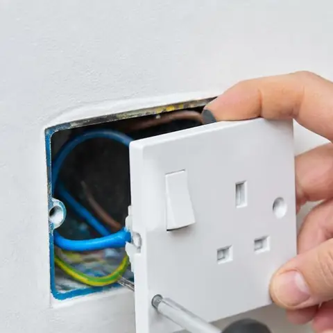 Silivri Fener Mahallesi elektrikçi ekibinin su ortamına yakın hatlarda topraklama sürekliliği doğrulaması için yerinde çalışması