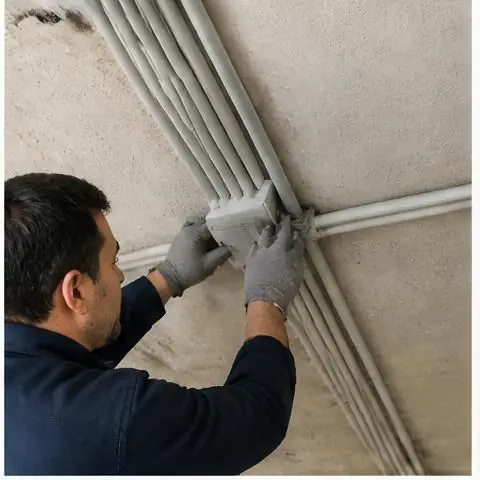 Esenyurt Selahaddin Eyyubi Mahallesi elektrikçi ekibinin selahaddin Eyyubi Mahallesi'nde yeni tesisat ve hat çekimi için yerinde çalışması