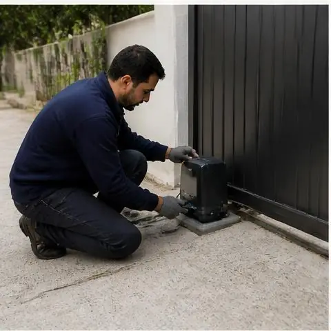 Büyükçekmece Muratçeşme Mahallesi elektrikçi ekibinin düşük katlı yapılarda kolon hattı yenileme için yerinde çalışması