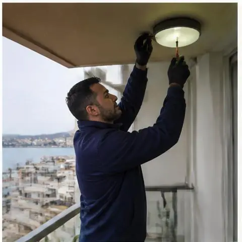 Büyükçekmece Hürriyet Mahallesi elektrikçi ekibinin priz ve anahtar değişimi için yerinde çalışması