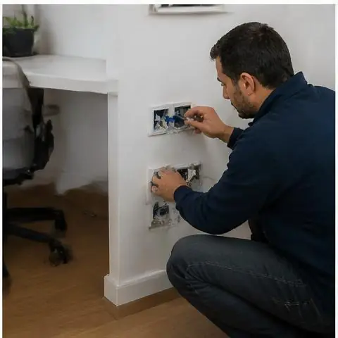 Büyükçekmece Türkoba Mahallesi elektrikçi ekibinin yer altı kablo güzergâhı yenileme için yerinde çalışması
