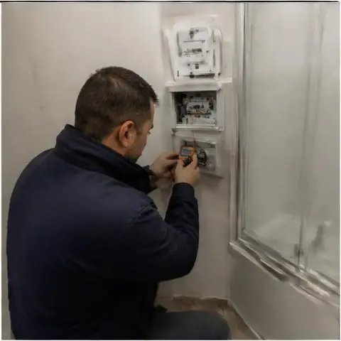 Bahçeşehir Ispartakule elektrikçi ekibinin yüksek bloklarda asansör, hidrofor ve jeneratör besleme panosu arızaları için yerinde çalışması