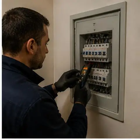 Avcılar Merkez Mahallesi elektrikçi ekibinin eski apartmanlarda kolon hattı ve sayaç panosu sorunları için yerinde çalışması