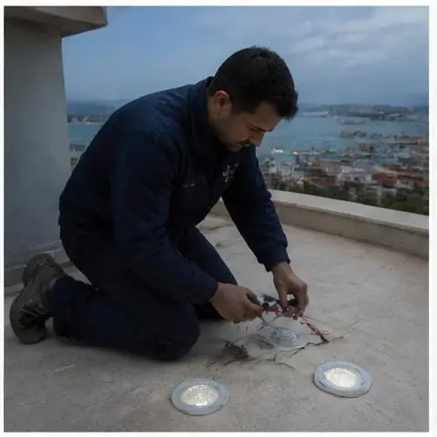 Büyükçekmece Mimaroba Mahallesi elektrikçi ekibinin teras ve bahçe aydınlatması genişletme için yerinde çalışması