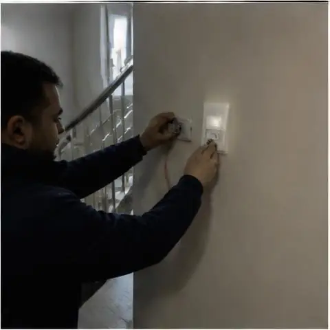 Bahçeşehir Ispartakule elektrikçi ekibinin geniş kapalı otoparklarda armatür, sensör ve acil aydınlatma sorunları için yerinde çalışması
