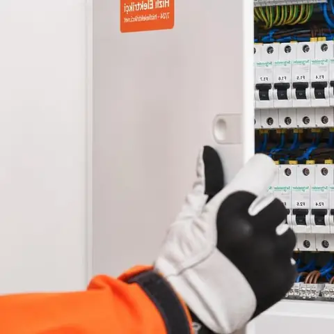 Silivri Çanta Sancaktepe Mahallesi elektrikçi ekibinin sulama motoru ve kapı otomasyonu beslemesinin düzenlenmesi için yerinde çalışması