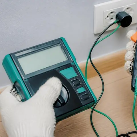 Silivri Bekirli Mahallesi elektrikçi ekibinin fırtına sonrası hava hattı ve ana pano kontrolü için yerinde çalışması