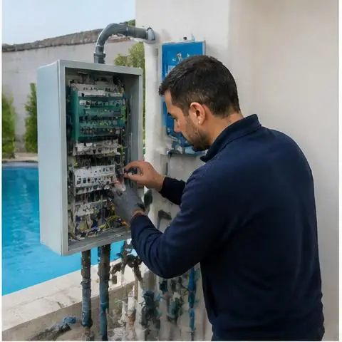 Büyükçekmece Muratçeşme Mahallesi elektrikçi ekibinin dış cephe panolarında nem ve conta sorunları için yerinde çalışması
