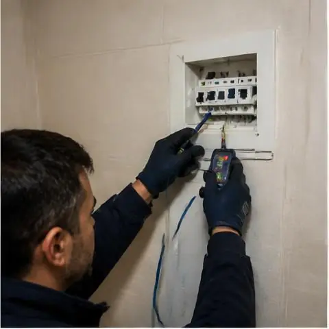 İstanbul elektrikçi ekibinin kaçak akım, kısa devre ve elektrik kaçağının bulunması için yerinde çalışması