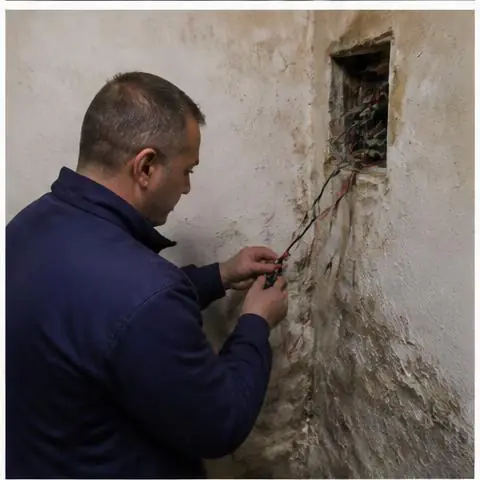 Büyükçekmece Kamiloba Mahallesi elektrikçi ekibinin bahçe ve teras aydınlatması yenileme için yerinde çalışması