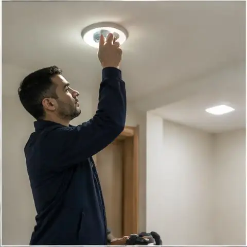 Büyükçekmece Celaliye Mahallesi elektrikçi ekibinin nemden kaynaklı pano içi oksitlenme için yerinde çalışması