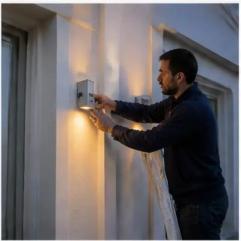 Büyükçekmece Sinanoba Mahallesi elektrikçi ekibinin villa panosunda devre etiketleme için yerinde çalışması