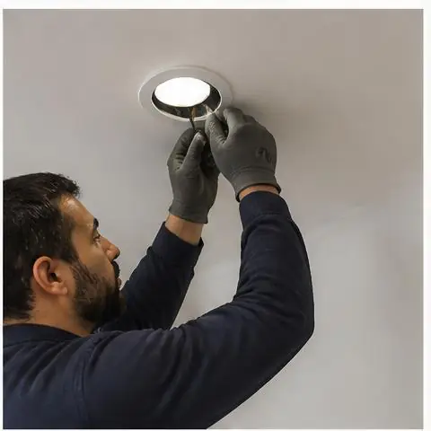 Esenyurt Şehitler Mahallesi elektrikçi ekibinin şehitler Mahallesi'nde apartman merdiven elektriği için yerinde çalışması