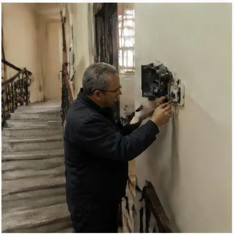 Büyükçekmece Tepekent elektrikçi ekibinin site panolarında etiketleme ve düzen için yerinde çalışması