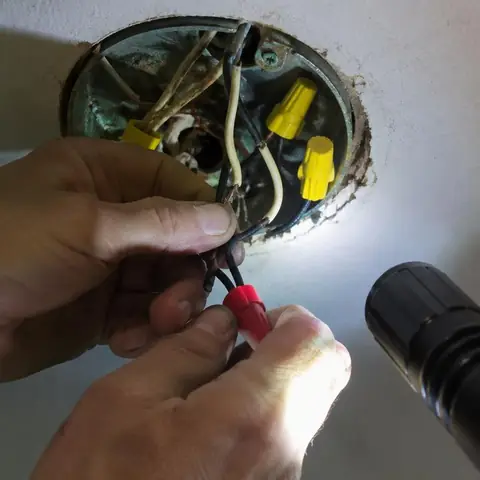 Beylikdüzü Büyükşehir Mahallesi elektrikçi ekibinin oksitlenmiş buat ve priz bağlantılarının yenilenmesi için yerinde çalışması