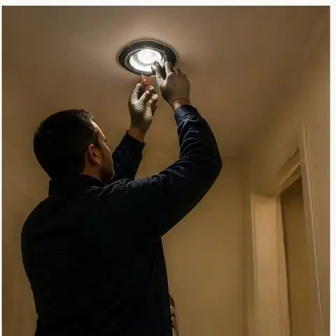 Avcılar Üniversite Mahallesi elektrikçi ekibinin elektrikli ısıtıcı yükünden kaynaklanan sigorta atmaları için yerinde çalışması