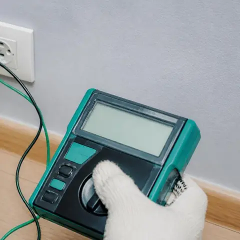 Silivri Değirmenköy İsmetpaşa Mahallesi elektrikçi ekibinin kış aylarında ısıtıcı yükü nedeniyle ısınan priz ve hatların yenilenmesi için yerinde çalışması