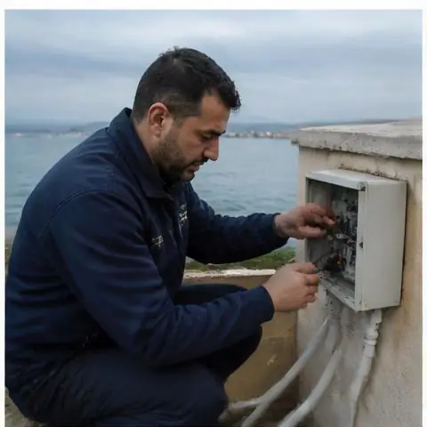 Büyükçekmece Hürriyet Mahallesi elektrikçi ekibinin avize, spot ve LED aydınlatma montajı için yerinde çalışması