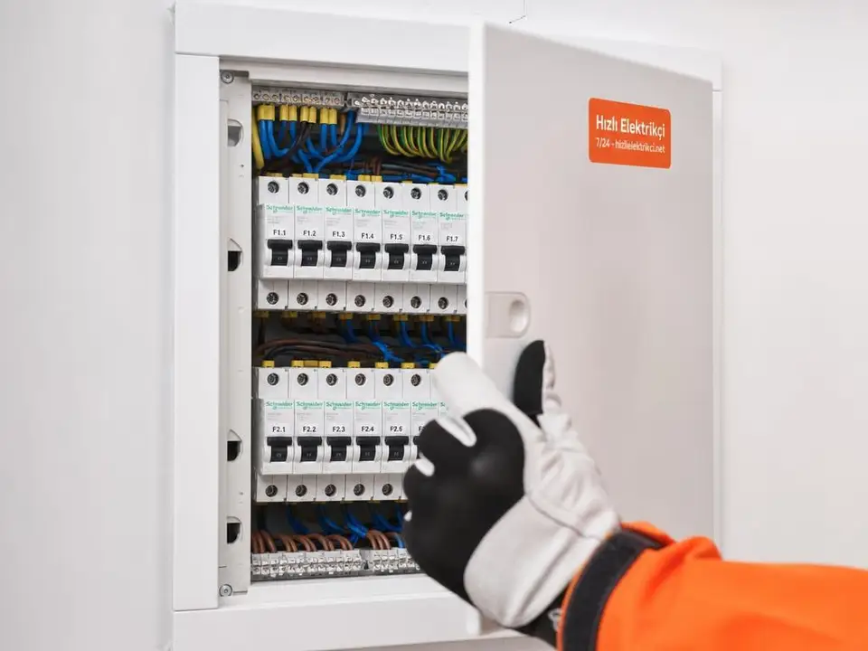 Bakımı tamamlanmış düzenli elektrik sigorta panosu